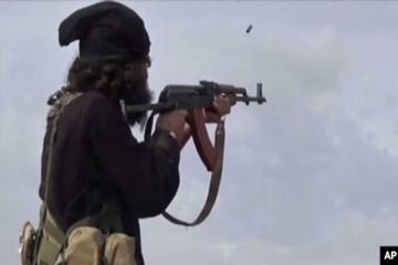 چەکدارێکی داعش لە نێوان کفری- خورماتو خۆی دەتەقێنێتەوە