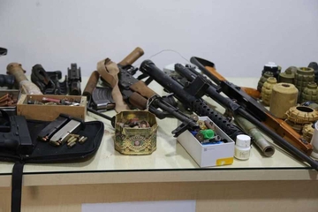 سێ تۆمەتبار دەستگیرکران و دەستبەسەر کۆمەڵێک چەک و تەقەمەنیدا گیرا
